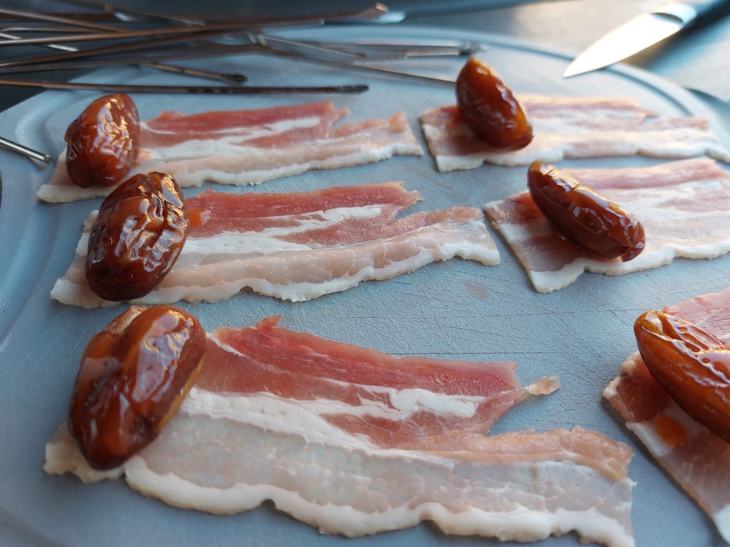Datteln in Bacon einrollen