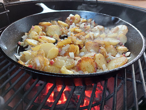 Bratkartoffeln vom Keramikgrill